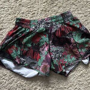 Lululemon Women’s small Hotty Hot Lined Shorts 4” Inseam Gym Running size 8